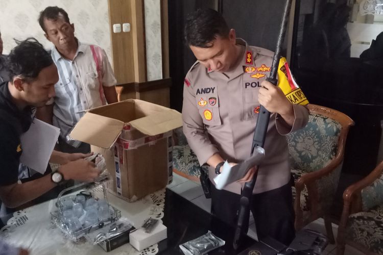 Waka Polresta Surakarta, AKBP Andy Rifai mengecek senjata laras panjang yang diserahkan Bea Cukai di Mapolresta Surakarta, Solo, Jawa Tengah, Rabu (6/3/2019).