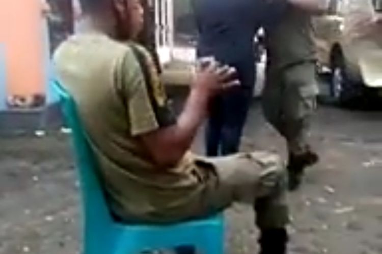 Foto : Tangkapan layar video viral anggota SatPolPP Kabupaten Ende berdansa dan pesta miras di kantor beberapa waktu lalu. 