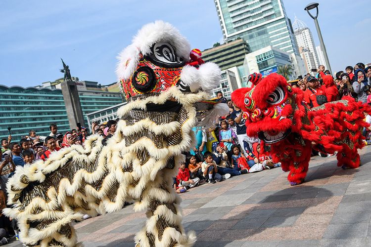 Sejumlah seniman beraksi memainkan barongsai saat berlangsungnya hari bebas kendaraan bermotor atau car free day di Bundaran Hotel Indonesia, Jakarta, Minggu (26/1/2020). Pertunjukan tersebut ditampilkan dalam rangka memeriahkan perayaan Tahun Baru Imlek 2571 yang merupakan Tahun Tikus Logam.