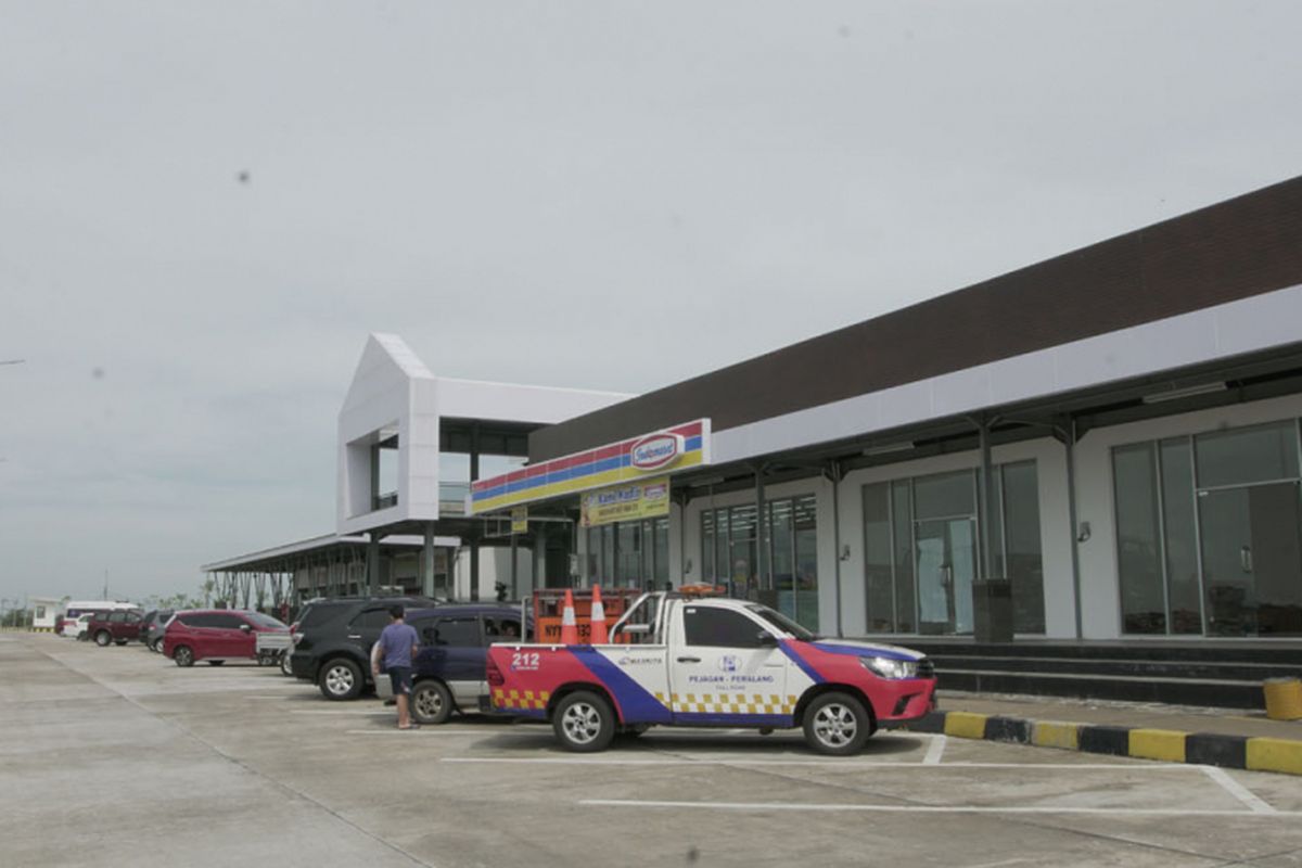 Suasana perjalanan ekspedisi komparasi Tol Trans Jawa - Pantura oleh tim Otomotif Kompas.com