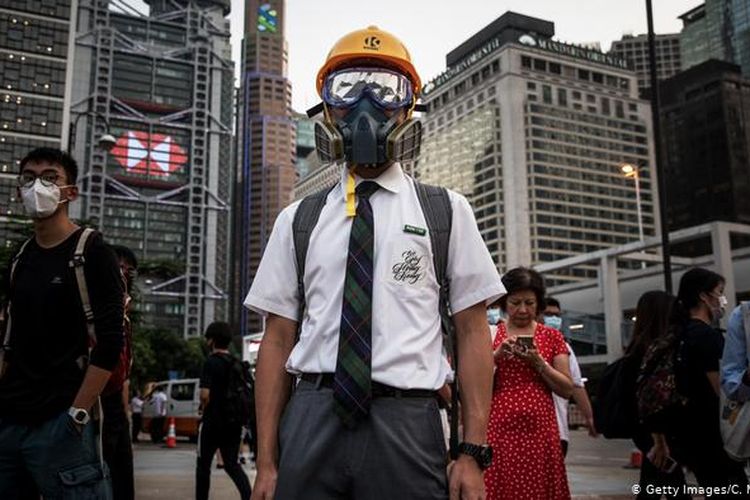 Seorang murid sekolah Hong Kong saat mengikuti aksi protes terhadap China pada 22 Agustus 2019.