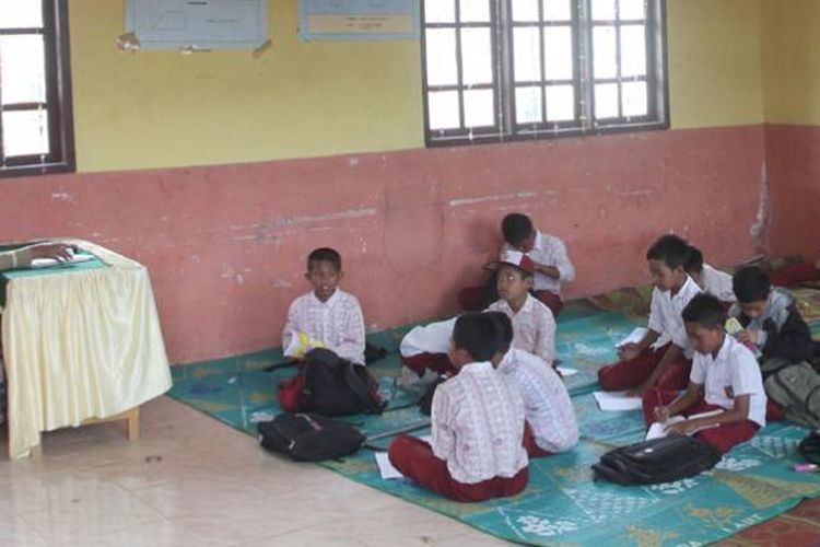 Sudah hampir setahun, puluhan siswa SD Negeri 9 Pegasing, Kecamatan Pegasing, Kabupaten Aceh Tengah, Aceh, harus duduk di lantai saat belajar di sekolah. 