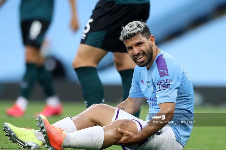 Sergio Aguero meringis kesakitan karena cedera pada laga Manchester City vs Burnley di Stadion Etihad dalam lanjutan pekan ke-30 Premier League, kasta teratas Liga Inggris, Senin 22 Juni 2020.