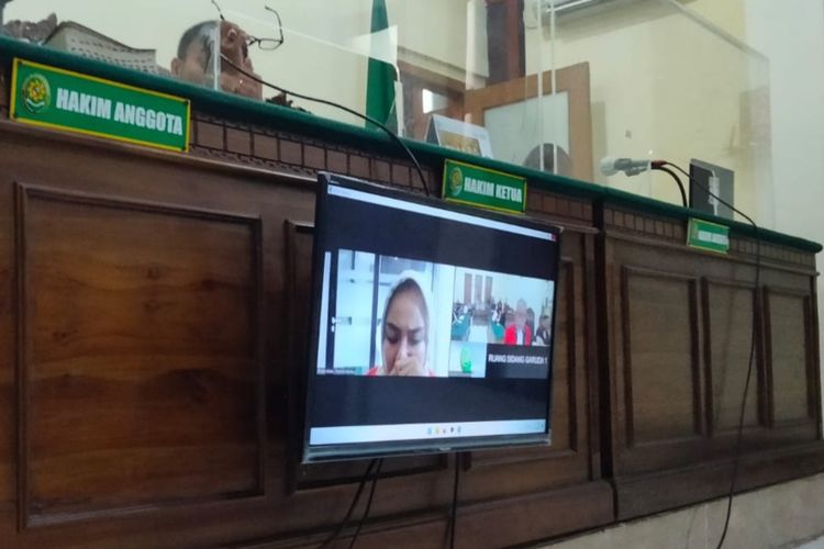 Medina Zein menghadiri sidang secara virtual di PN Surabaya, Kamis (23/2/2023).