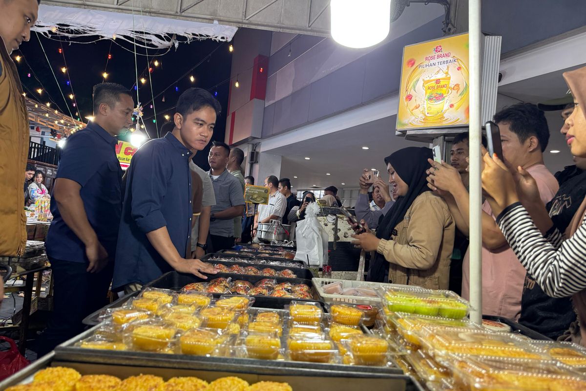 Malam-malam, Gibran Blusukan ke Pos Siskamling dan Pasar Subuh di Jakarta