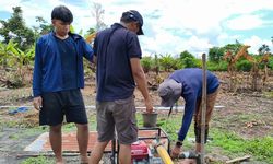 Atasi Kekeringan di Keerom, Papua, Tim Ekspedisi Patriot Undip Gali Sumur Bor Irigasi Bersama Warga
