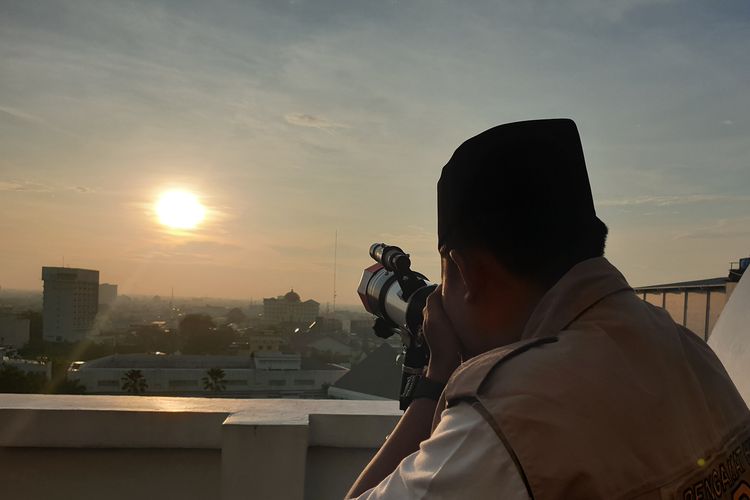 ilustrasi pengamatan hilal. Simak prediksi jatuhnya 1 Dzulhijjah 2025. Pemerintah dan  NU akan menetapkan setelah rukyatul hilal, sementara Muhammadiyah sudah mengeluarkan maklumatnya.
