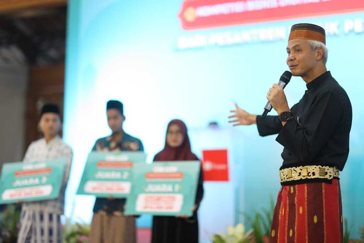 Gubernur Jawa Tengah Ganjar Pranowo saat menghadiri acara Kompetisi Bisnis Digital Santripreneur bertajuk Dari Pesantren Untuk Pesantren, di kompleks Ponpes Roudhlotul Mubtadiin, Balekambang, Kabupaten Jepara, Kamis (30/3/2023).