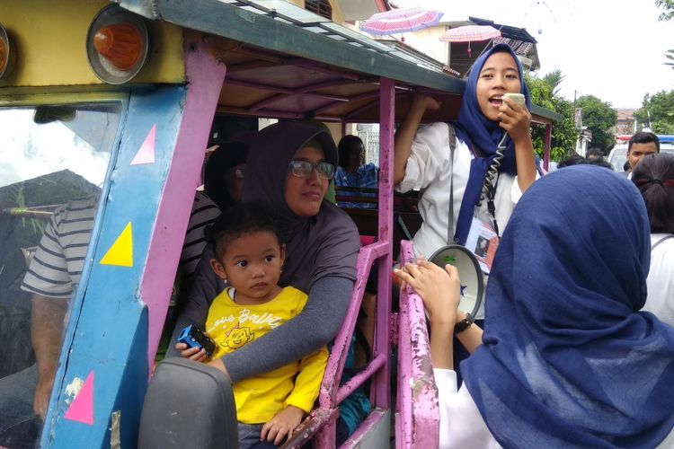 Mobil odong-odong menjemput warga-warga lanjut usia (lansia) RW 03 Kelurahan Depok Jaya, Kecamatan Pancoran Mas, Kota Depok, Jawa Barat untuk menggunakan hak pilih dalam Pemilihan Kepala Daerah (Pilkada) 2018 Jawa Barat di tempat pemungutan suara.