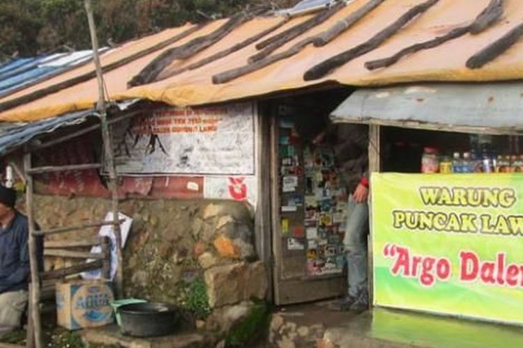 Warung Mbok Yem di Puncak Gunung Lawu, Magetan, Jawa Timur. Warung ini berada di Hargo Dalem dengan ketinggian 3.150 mdpl. Meski saat ini Mbok Yem tengah dirawat karena ssakit, namun warungnya masih tetap buka untuk melayani pendaki.