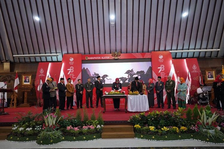 Dalam rangka menyambut HUT ke-78 RI, Pemkab Klaten menggelar rangkaian kegiatan malam tirakatan di Pendapa Ageng Kabupaten Klaten, Jawa Tengah, Rabu (16/8/2023). 