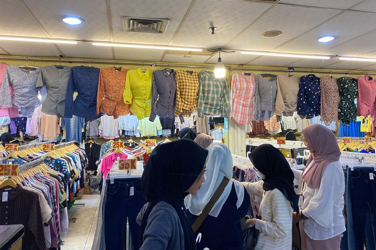 Koleksi baju second di Pasar Baru, Jakarta Pusat, Selasa (02/04/2024).