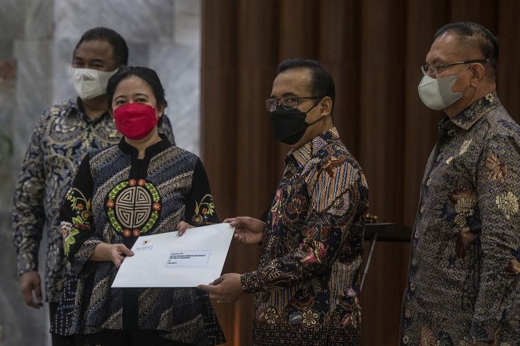 Mensesneg Pratikno (kedua kanan) menyerahkan Surat Presiden (Surpres) kepada Ketua DPR Puan Maharani (kedua kiri) didampingi Wakil Ketua DPR Lodewijk Freidrich Paulus (kiri) dan Rachmat Gobel (kanan), di Media Center DPR, Kompleks Parlemen, Senayan, Rabu (3/11/2021). Presiden Joko Widodo mengusulkan nama Kepala Staf Angkatan Darat (KSAD) Jenderal TNI Andika Perkasa menjadi calon tunggal Panglima TNI kepada DPR, sebagai pengganti Panglima TNI Marsekal TNI Hadi Tjahjanto yang akan memasuki masa pensiun. ANTARA FOTO/Aprillio Akbar/hp.