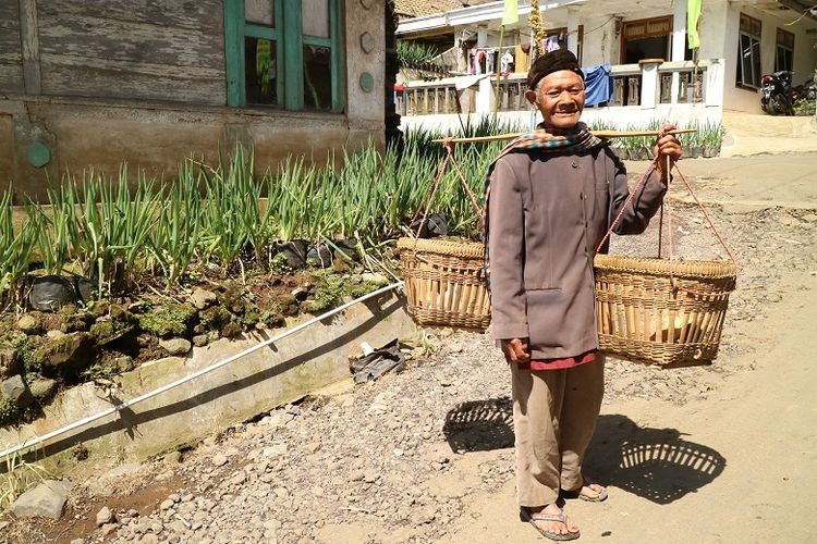 Masyarakat Suku Tengger menggunakan sarung saat melakukan kegiatan sehari-hari di Desa Argosari, Kecamatan Senduro, Kabupaten Lumajang, Jawa Timur, Selasa (11/5/2017). Bagi Suku Tengger, sarung seperti harga diri, tren, dan juga identitas.