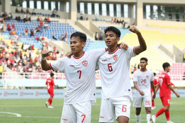 Pemain timnas U16 Indonesia, Zahaby Gholy dan Evandra Florasta, berselebrasi seusai mengemas gol ke gawang Vietnam dalam perebutan peringkat ketiga Piala AFF U16 2024 di Stadion Manahan, Surakarta, pada Rabu (3/7/2024).