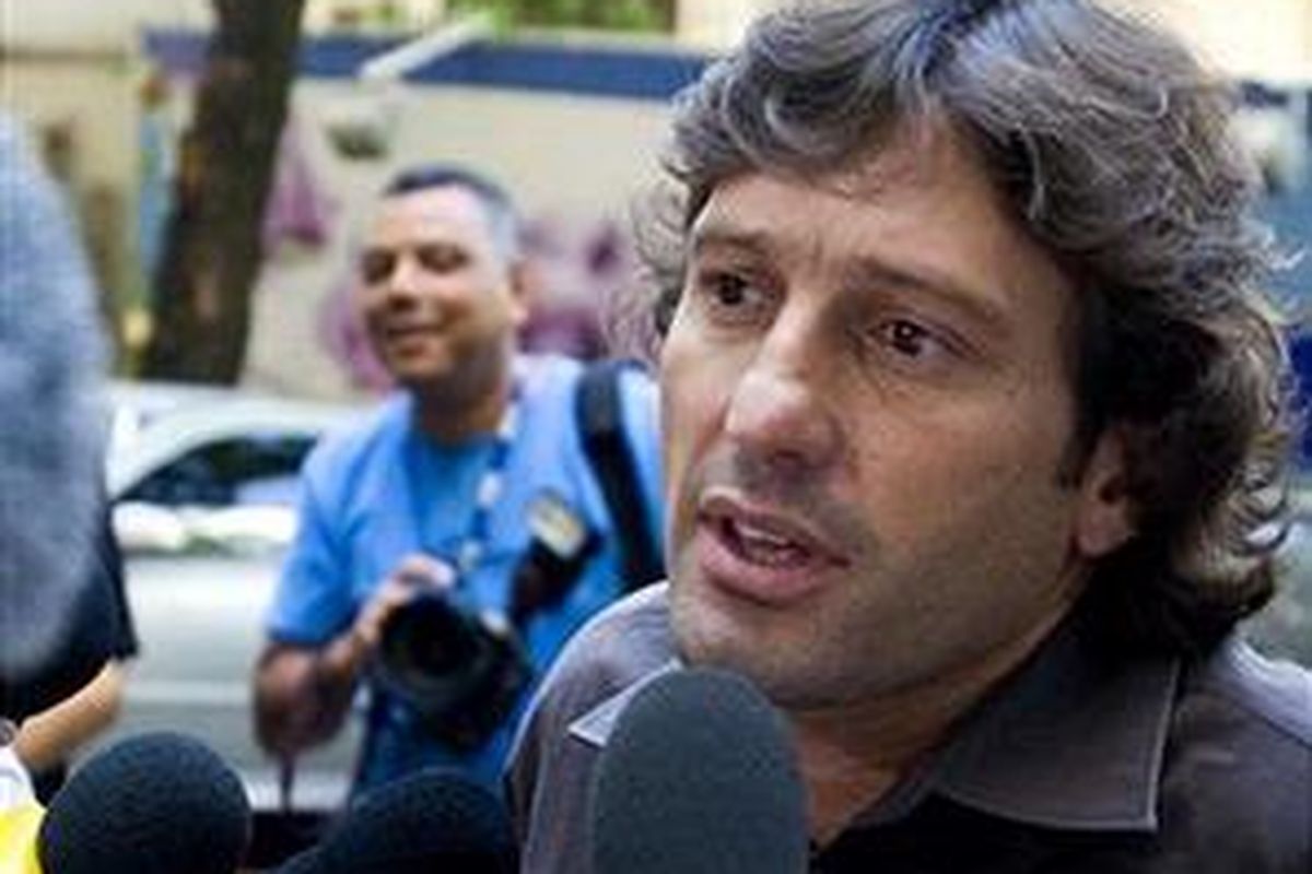 Direktur Teknik AC Milan, Leonardo, ingin melatih AC Milan.