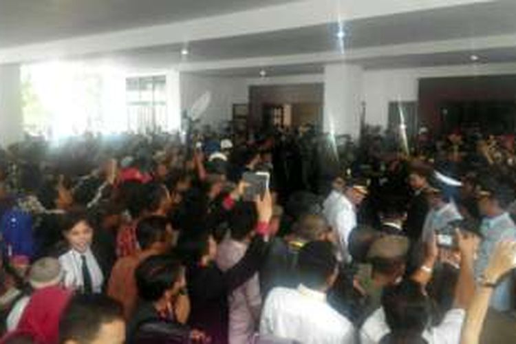 Suasana pelantikan 10 Bupati dan Wakil Bupati di Sulsel di kantor Gubernur Sulsel Jl Urip Sumoharjo, Makassar, Rabu (17/2/2016).