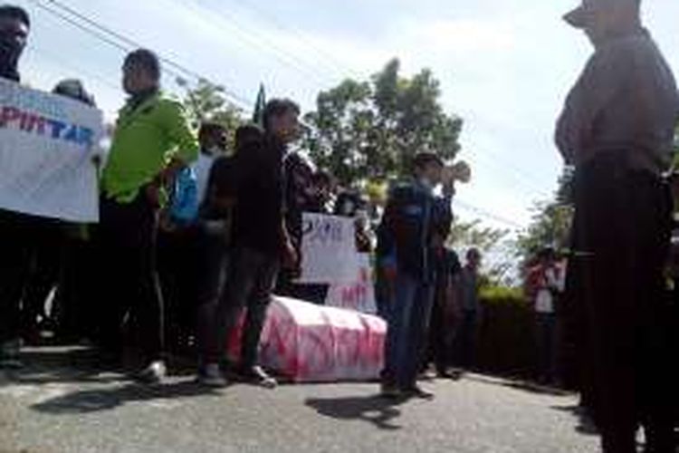 Krisis listrik tak kunjung usai, puluhan mahasiswa Nunukan yang tergabung dalam Aliansi Mahasiswa Pembebas Rakyat Ampera gelar demo di Kantor DPRD Nunukan. 