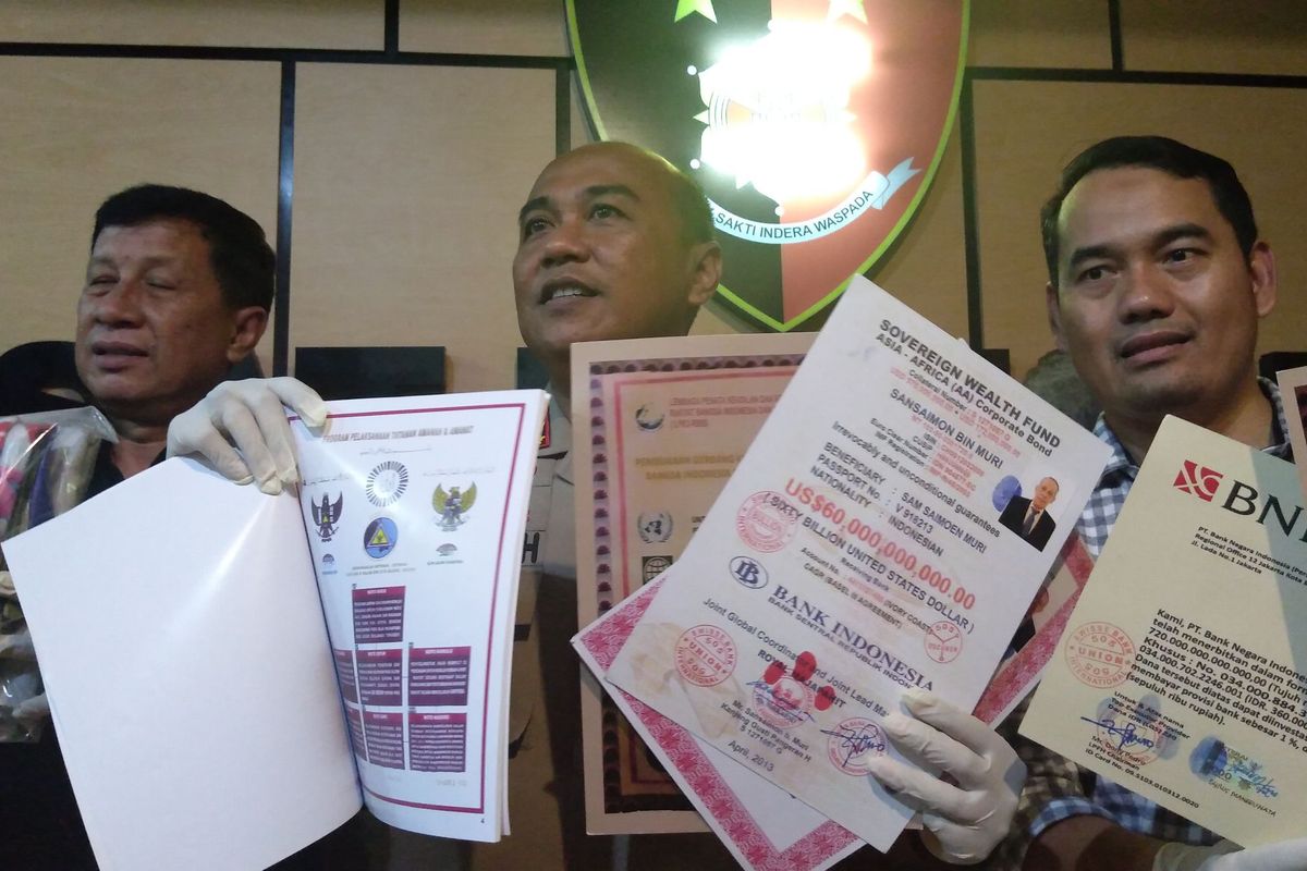 Kapolres Metro Tangerang Kota, Kombes Pol Sugeng Heriyanto memegang bukti surat-surat diklaim oleh Kerajaan Fiktif King of The King, Jumat (31/1/2020)