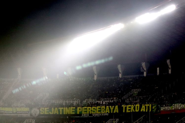 Spanduk motivasi suporter Persebaya Surabaya saat uji coba melawan Persis Solo dalam rangka merayakan ulang tahun Surabaya ke 729 yang berakhir dengan skor 1-2 di Stadion Gelora Bung Tomo Surabaya, Minggu (22/5/2022) sore.