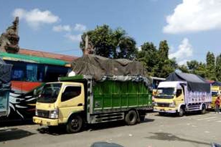 Antrean truk menuju jembatan timbang di Gilimanuk, Jembrana Bali.