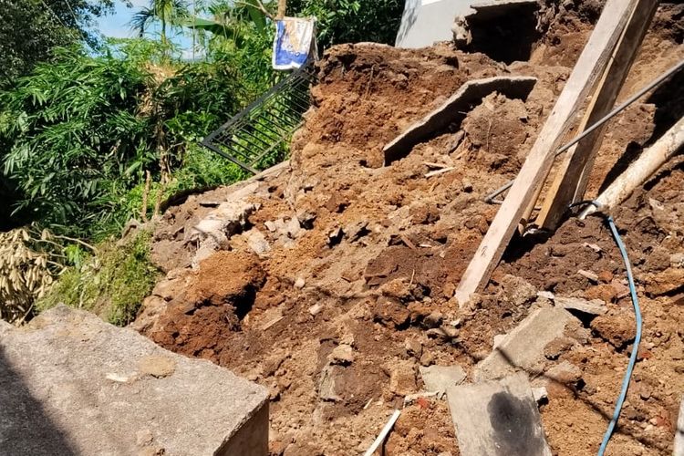 Tanah Longsor Tutup Jalan di Buleleng, Akses Warga Lumpuh
