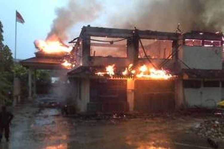 Kondisi Kantor Disnaker Kota Batam saat dilalap si jago merah.