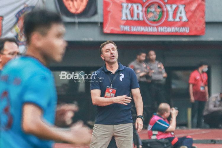 Pelatih Persija, Thomas Doll, saat mengawal timnya pada laga persahabatan pramusim kontra Sabah FC di Stadion Patriot Candrabhaga, Bekasi, Jawa Barat, Minggu (5/6/2022).