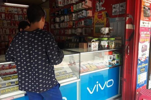 Pura-pura Beli, Aksi Pencuri Handphone di Gerai Pulsa Kramat Jati Terekam CCTV