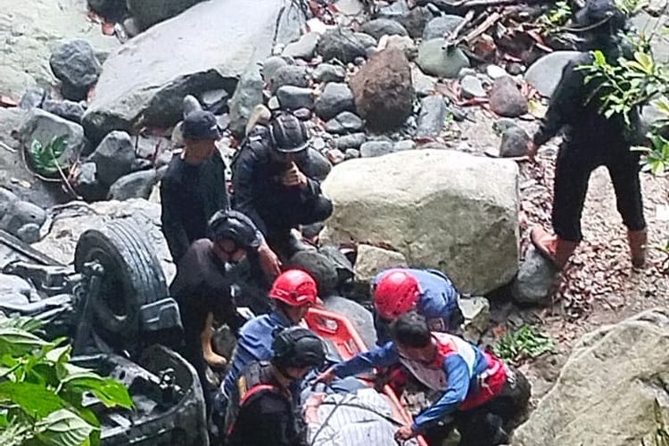 Minibus Rute Pekanbaru-Padang Masuk Jurang di Lembah Anai, 7 Orang Terluka