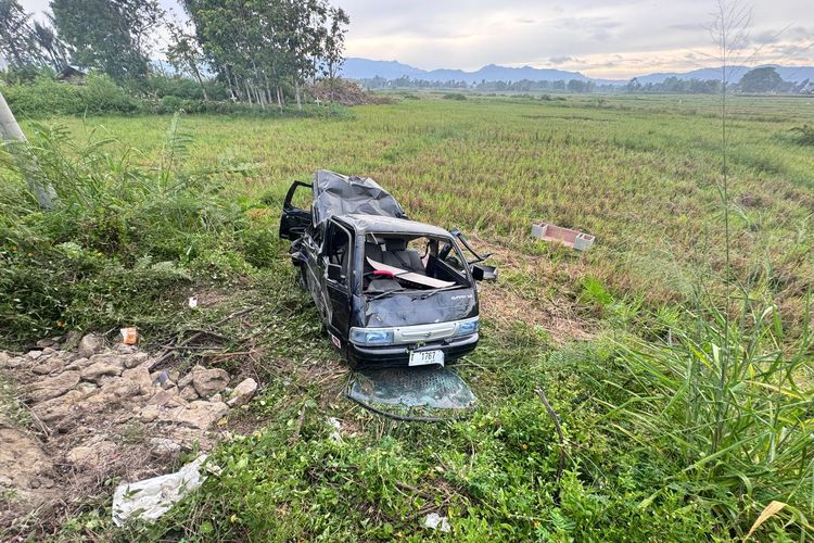 Truk di Toba Tabrak Angkot, 1 Pelajar Tewas dan 10 Terluka