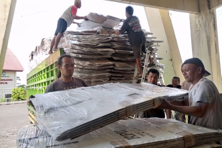 Logistik keperluan Pemilu 2024 secara bertahap mulai diterima Komisi Pemilihan Umum (KPU) Kabupaten Semarang. Pada Senin (6/11/2023) dua truk yang mengangkut 4.925 kotak suara tiba.