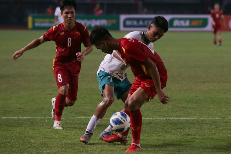 Pemain Timnas U19 Indonesia, Marselino Ferdinan menggiring bola saat melawan Vietnam pada laga perdana Grup A Piala AFF U19 2022 di Stadion Patriot Candrabhaga, Bekasi, Jawa Barat, Sabtu (2/7/2022) malam WIB. Kedua tim bermain imbang tanpa gol.