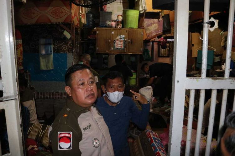 Petugas Kanwil Kemenkumham Riau saat menggeledah kamar napi Lapas Pekanbaru, Selasa (31/1/2023) dini hari.