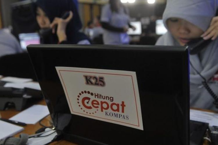 Suasana hitung cepat yang dilakukan Litbang Kompas di Jakarta untuk mengetahui perolehan suara masing-masing kandidat dalam Pemilihan Presiden 2014, Rabu (9/7/2014)
