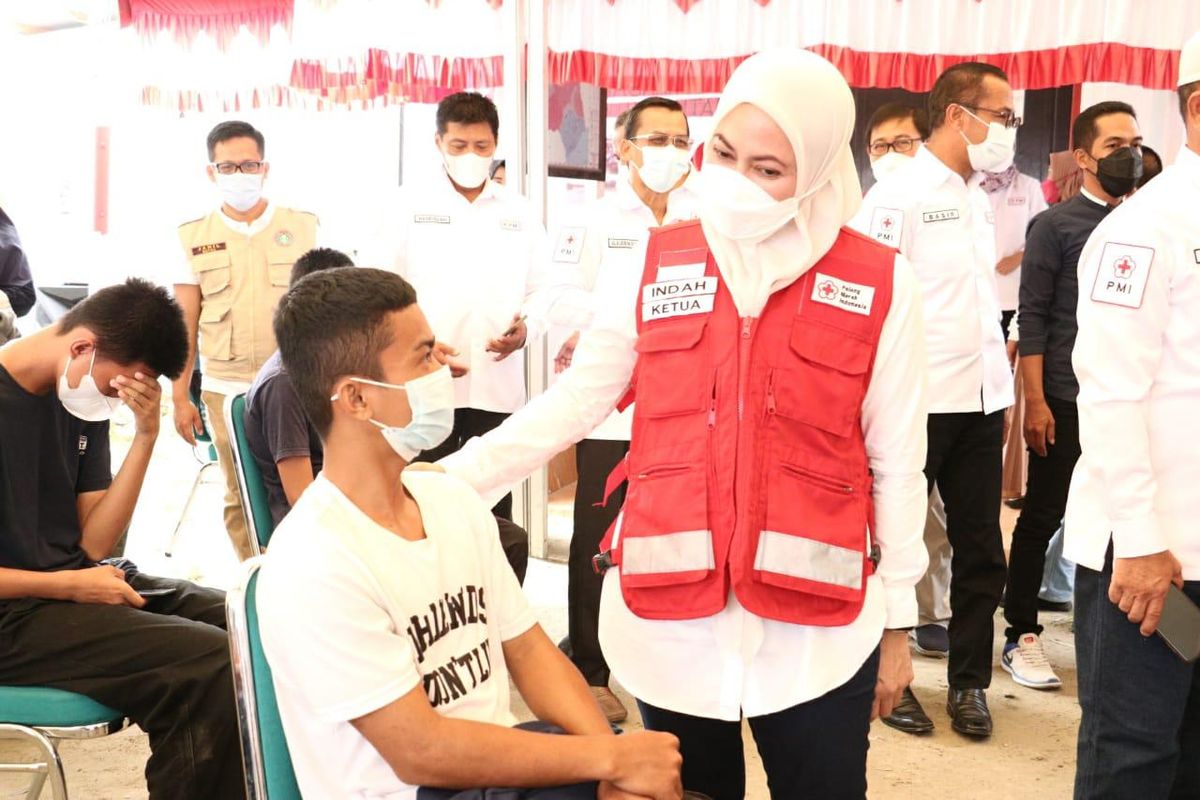 Bupati Luwu Utara Indah Putri Indriani bersama Komite Nasional Pemuda Indonesia  (KNPI) dan Himpunan Pengusaha Muda Indonesia (HIPMI) Kabupaten Luwu Utara melaksanakan kegiatan vaksinasi Covid-19 ?Serbuan Vaksin Pemuda? di Markas PMI Luwu Utara, Jumat (17/9/2021).
