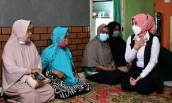 Kunjungi Kediaman Mendiang Sarah, Ini Harapan Atalia Kamil untuk Korban KDRT