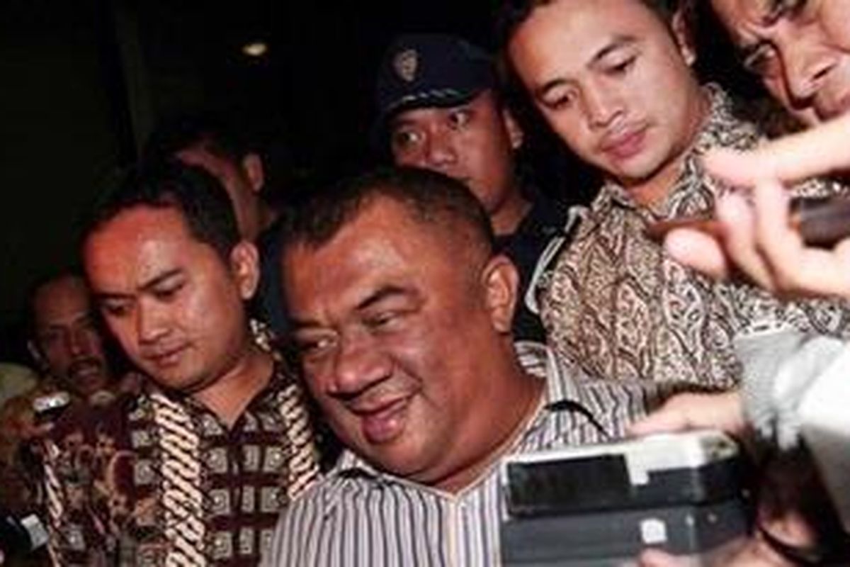 Gubernur Sumut Syamsul Arifin usai menjalani pemeriksaan terkait kasus dugaan korupsi penggunaan dan pengelolaan kas APBD Kabupaten Langkat tahun 2000-2007, Jumat (22/10/2010) di Gedung KPK.