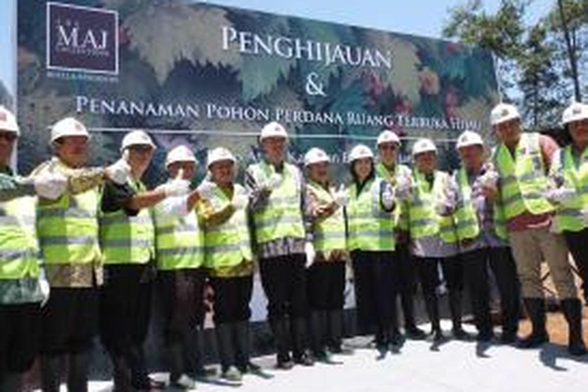 Penanaman pohon perdanaa ruang terbuka hijau-Dago Atas yang akan menjadi salah satu bagian The Maj Collections Hotel & Residence.