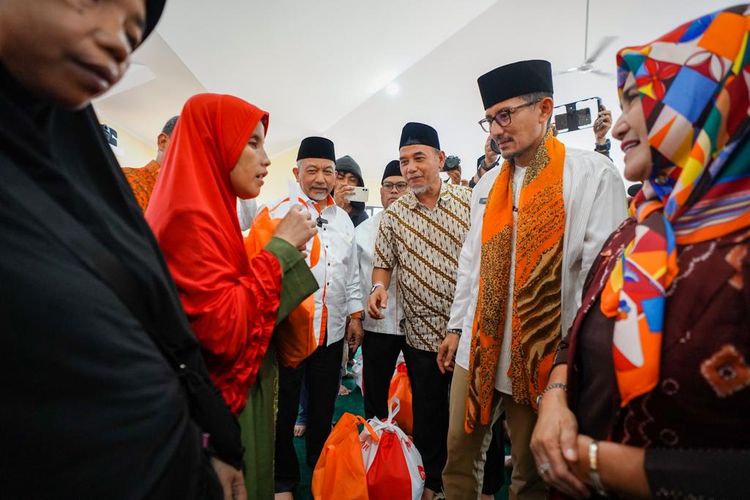 Wakil Ketua Dewan Pembina Partai Gerindra Sandiaga Uno, dan Presiden PKS Ahmad Syaikhu dalam kunjungan ke Yayasan Kerawang Bekasi Madani di Kabupaten Bekasi. Sabtu (8/4/2023). 