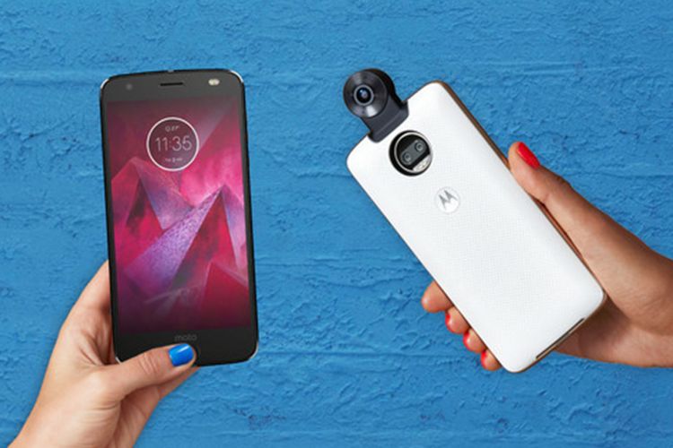 Akesori Moto Mods kamera 360 derajat terpasang di punggung Moto Z2 Force.