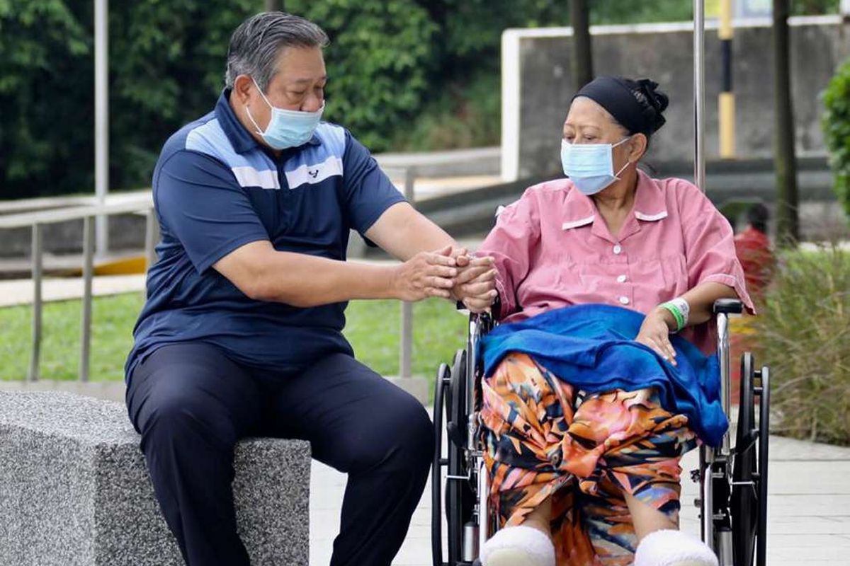 Ani Yudhoyono didampingi oleh Presiden keenam RI Susilo Bambang Yudhoyono saat keluar dari ruang perawatan di National Universtiy Hospital, Singapura, Kamis (16/5/2019).