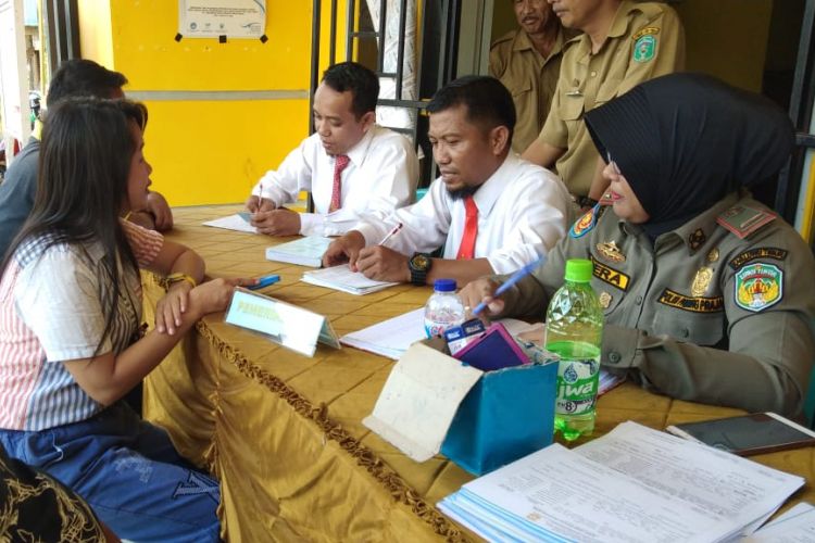 Warga terjaring operasi yustisi karena tidak membawa kartu KTP. Mereka yang terjaring langsung disidang di kantor Desa Tampina, lokasi yang tak jauh dari operasi yustisi, Rabu (31/10/2018).