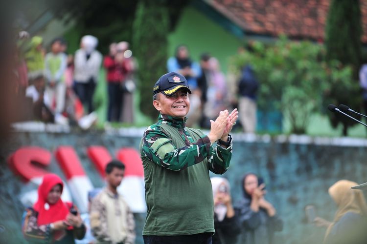 Sekda Jabar Herman Suryatman saat menghadiri upacara penutupan program pendidikan berkarakter angkatan kedua di Dodik Bela Negara Rindam III/Siliwangi, Kecamatan Lembang, Kabupaten Bandung Barat, Jawa Barat, Minggu (29/6/2025).