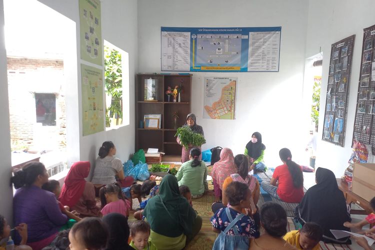 Ketua RW 15, Sri Wahyuni, memberikan edukasi pada kegiatan Jumat Berkah untuk anak-anak stunting di kawasan kampung Nelayan Semarang, Jumat (21/3/2023).
