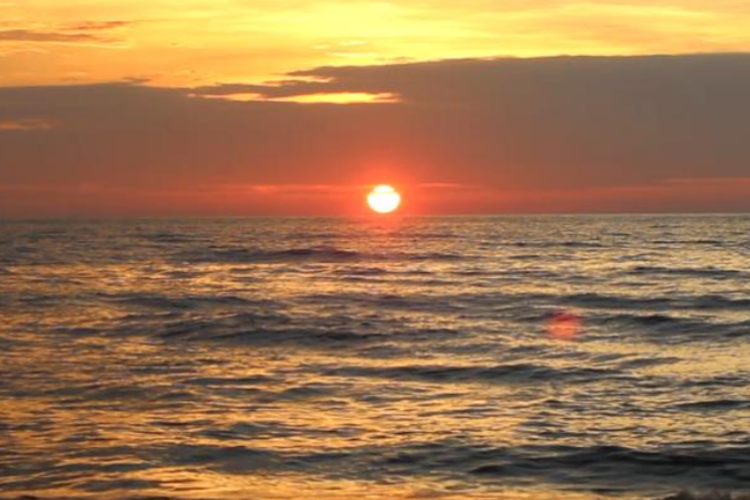 Pantai Bondo Jepara memiliki daya tarik berupa panorama sunset, air laut yang jernih, dan kafe di sepanjang pantai. 