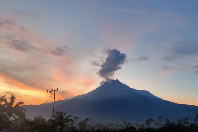 Visual Gunung Ile Lewotolok pada Senin (4/3/2024)