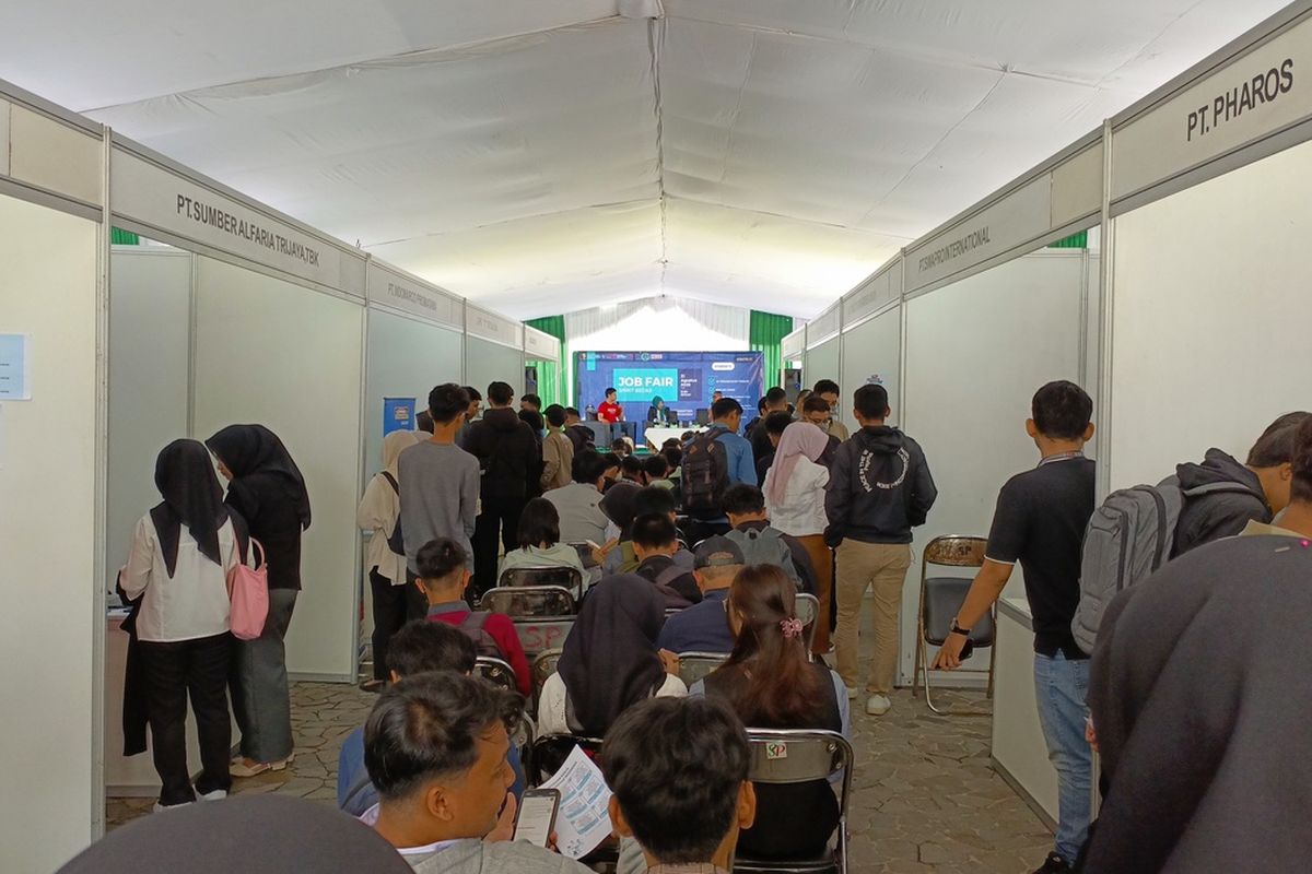 Suasana Job Fair di Alun-Alun Kecamatan Margaasih, Kabupaten Bandung, Jawa Barat, Kamis (21/8/2025) ratusan pencari kerja terlihat mengurimkan berkas melalui online di setiap stan perusahaan