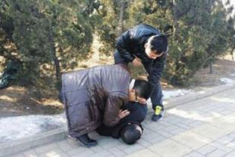 Polisi China membekuk Liu Hung (32) seorang bankir yang menculik seorang gadis untuk dijadikan istri dan diperkenalkan kepada orangtuanya.
