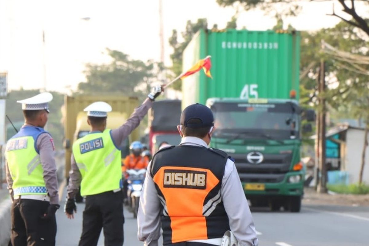 DIKANDANGKAN: Truk dengan tiga sumbu lebih atau yang melebihi berat yang diizinkan diarahkan menepi untuk dikandangkan oleh petugas Satlantas dan Dishub saat nelintas di jalur Pantura Brebes, Jawa Tengah, Senin (17/4/2023) sore.